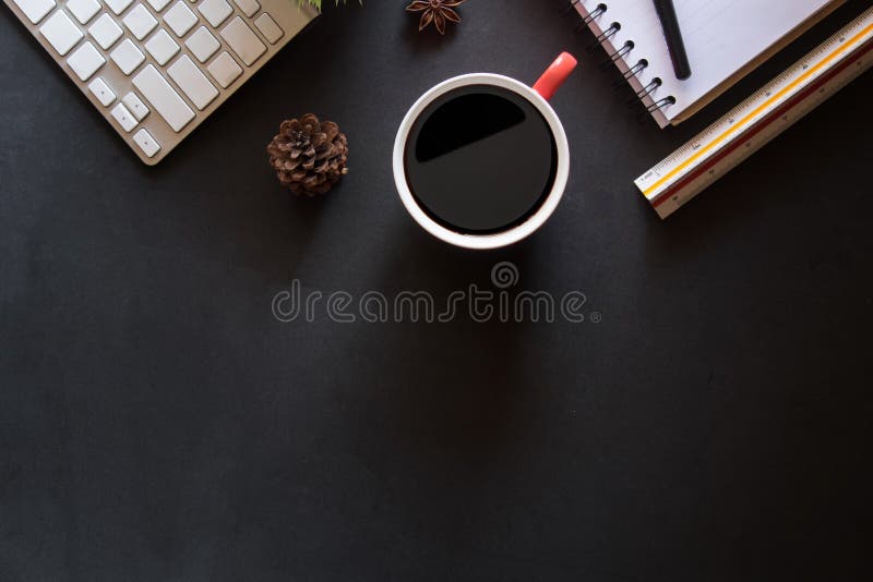 Koffiepauze op werkende lijst met exemplaarruimte stock foto Koffiepauze op werkende lijst met exemplaarruimte stock foto