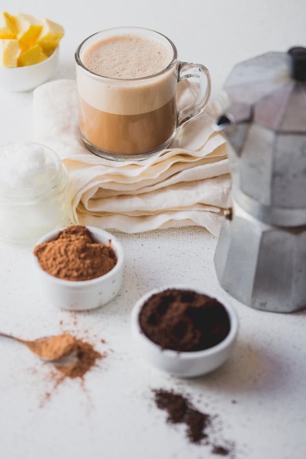KOGELVRIJE CACAO Ketogenic keto dieet hete drank Cacao met kokosnotenolie en boter die wordt gemengd Kop van kogelvrije cacao stock fotografie KOGELVRIJE CACAO Ketogenic keto dieet hete drank Cacao met kokosnotenolie en boter die wordt gemengd Kop van kogelvrije cacao stock fotografie