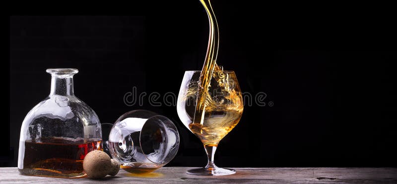 Kognak oder Weinbrand auf einem Holztisch lizenzfreies stockbild Kognak oder Weinbrand auf einem Holztisch lizenzfreies stockbild