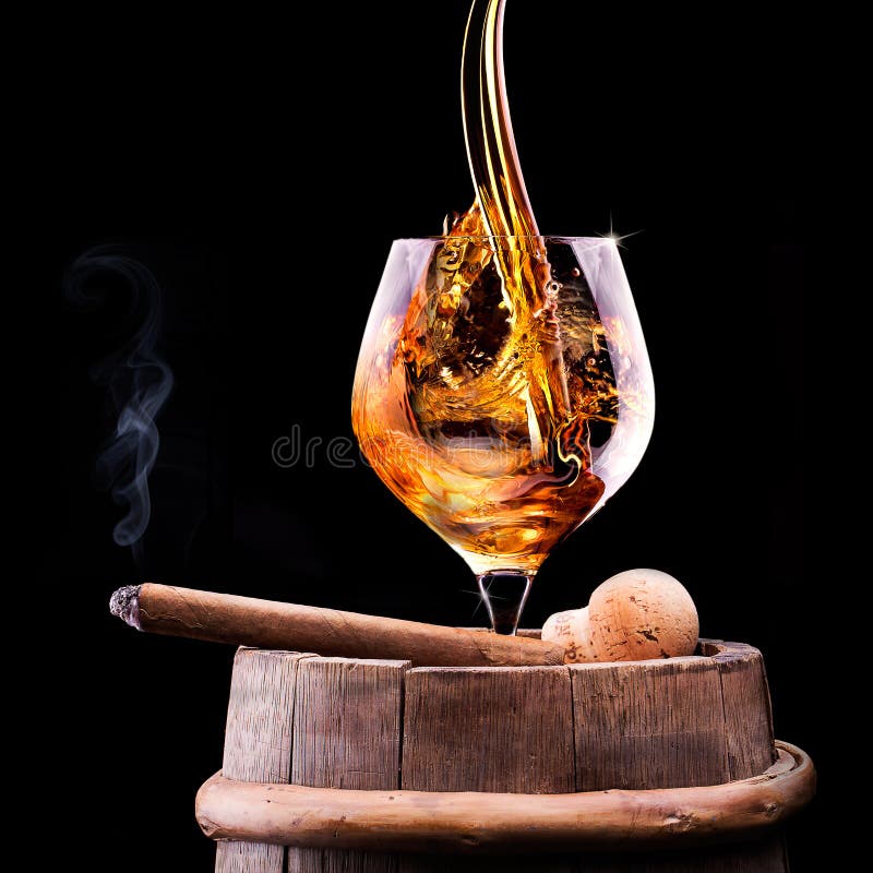 Kognakglas eingehüllt in einen Rauch stockfotografie Kognakglas eingehüllt in einen Rauch stockfotografie
