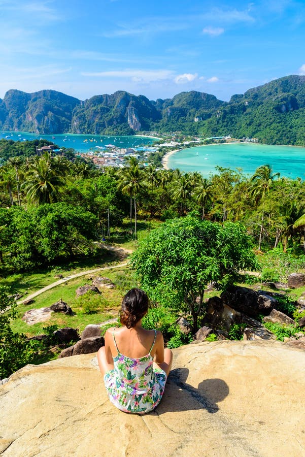 Koh Phi Phi Don, Gezichtspunt - Meisje die van mooie mening van paradijsbaai genieten vanaf de bovenkant van het tropische eiland royalty-vrije stock afbeeldingen Koh Phi Phi Don, Gezichtspunt - Meisje die van mooie mening van paradijsbaai genieten vanaf de bovenkant van het tropische eiland royalty-vrije stock afbeeldingen