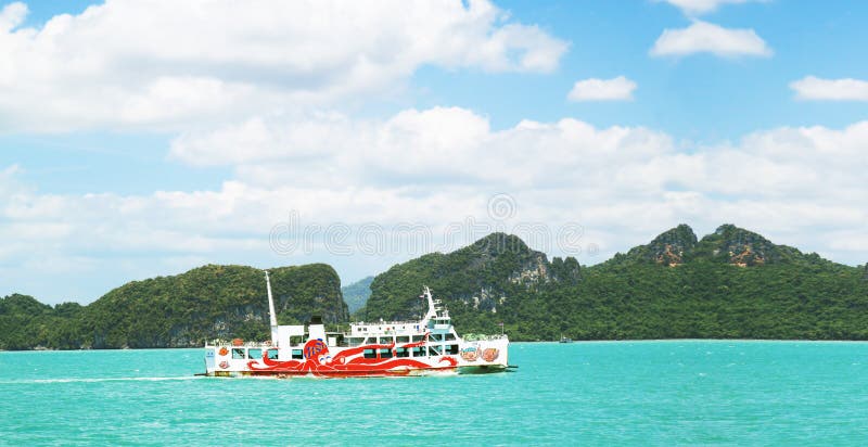 Koh Samui Thailand - Augusti 5 2011: Seatran färja som framför passageraren från det Donsak pirSurat Thani landskapet till Koh Sa arkivbilder Koh Samui Thailand - Augusti 5 2011: Seatran färja som framför passageraren från det Donsak pirSurat Thani landskapet till Koh Sa arkivbilder