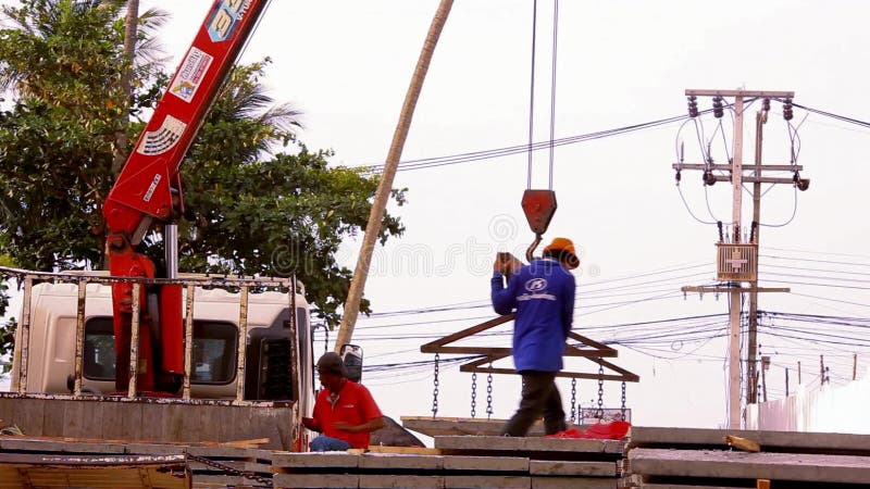 KOH SAMUI, THAÏLANDE - 21 JUIN : Activité de grue à