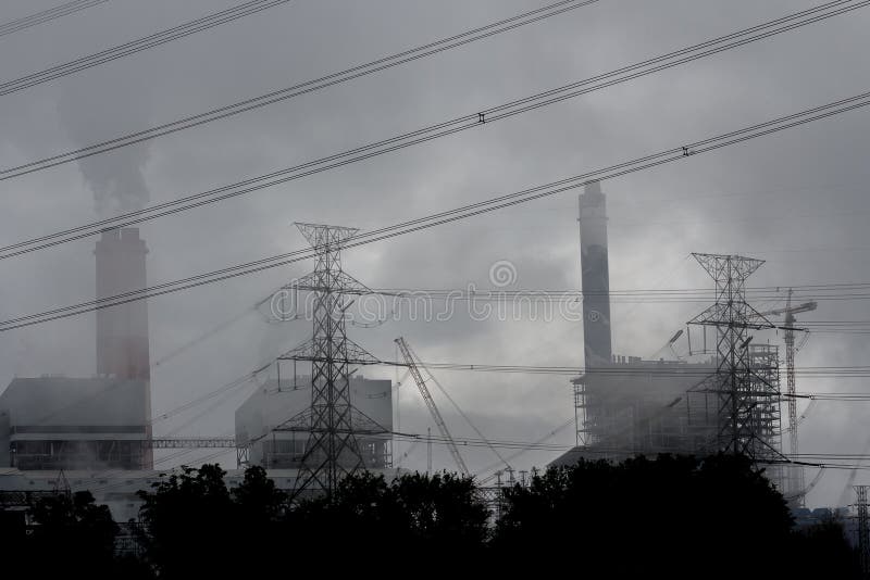 Kohleenergieanlage mit Nebel der Luftverschmutzung morgens stockfotos Kohleenergieanlage mit Nebel der Luftverschmutzung morgens stockfotos