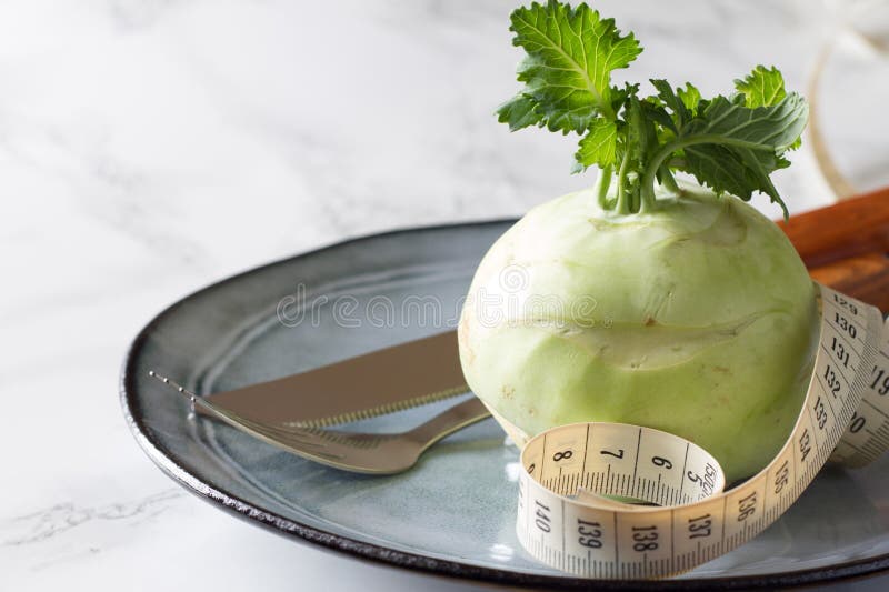 Kohlrabi frais avec ruban de mesure sur le concept de régime alimentaire à plat image stock