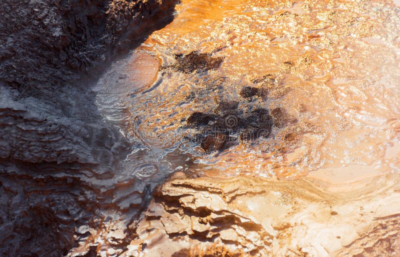 Kokande gyttjap?l i Wai-O-Tapu den geotermiska underland, Rotorua, Nya Zeeland N?rbild arkivfoton Kokande gyttjap?l i Wai-O-Tapu den geotermiska underland, Rotorua, Nya Zeeland N?rbild arkivfoton