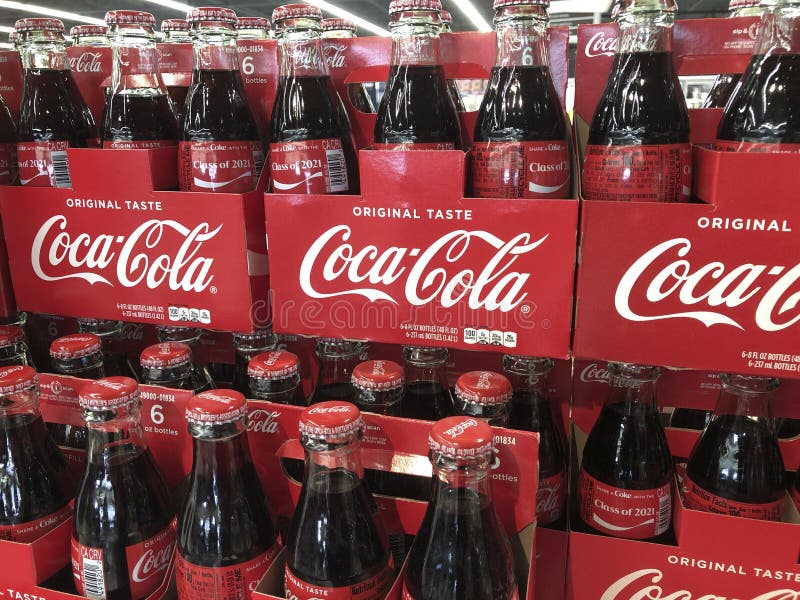 Kokburkskärm. Koksprodukter är bland de bästa försäljningsprodukterna för läskedrycker i soda. royaltyfri fotografi