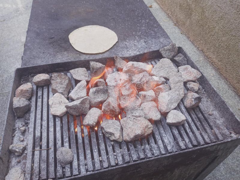 Kokchapati roti på en öppen spis. friskt veteindianbröd. royaltyfria foton