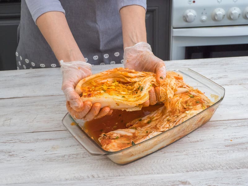 Koken van Koreaans voedsel verse kimchi, Koreaanse traditionele voedselkimchi royalty-vrije stock foto's Koken van Koreaans voedsel verse kimchi, Koreaanse traditionele voedselkimchi royalty-vrije stock foto's