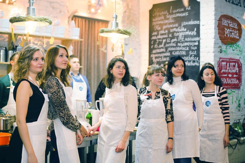 Kokend klasse, culinair, voedsel en mensenconcept royalty-vrije stock afbeeldingen Kokend klasse, culinair, voedsel en mensenconcept royalty-vrije stock afbeeldingen