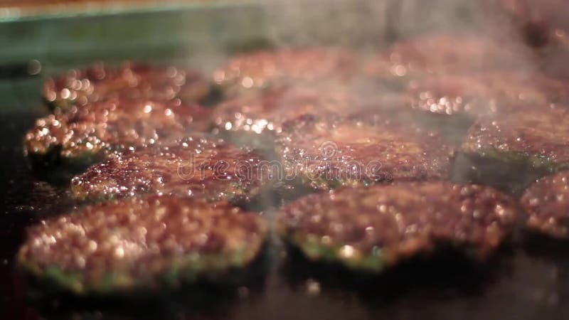 Kokend rundvlees en varkensvleespasteitje voor hamburger Vlees op de kebabs van de brandbarbecue op de grill wordt geroosterd die