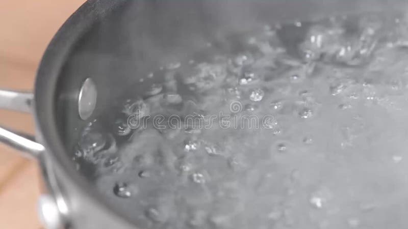 Kokend water in een pot