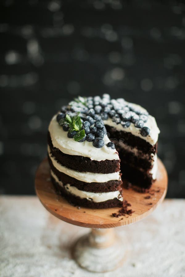 Kokende cake op de lijst en het bakken cakeingredi?nten royalty-vrije stock afbeeldingen Kokende cake op de lijst en het bakken cakeingredi?nten royalty-vrije stock afbeeldingen