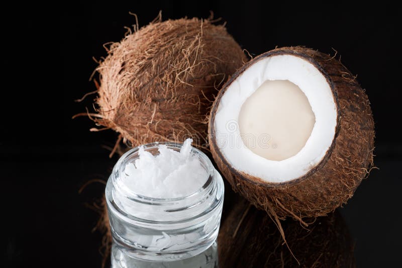 Kokosnotenolie en kokosnoten stock afbeeldingen Kokosnotenolie en kokosnoten stock afbeeldingen