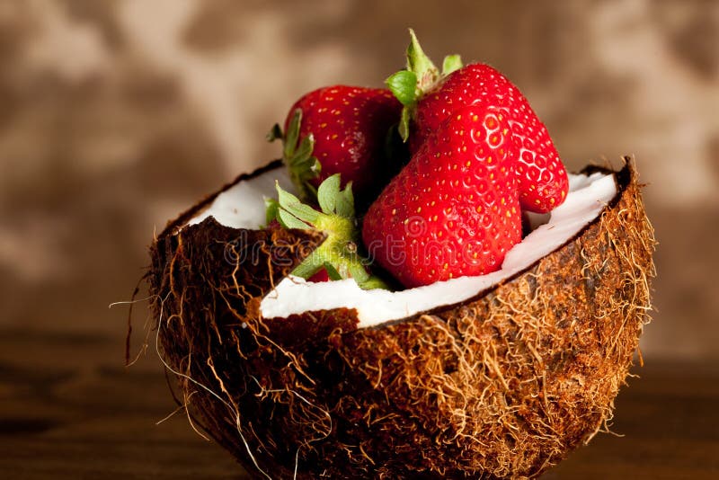 Kokosnuss mit Erdbeeren stockbild. Bild von nahrung, innere - 14156163