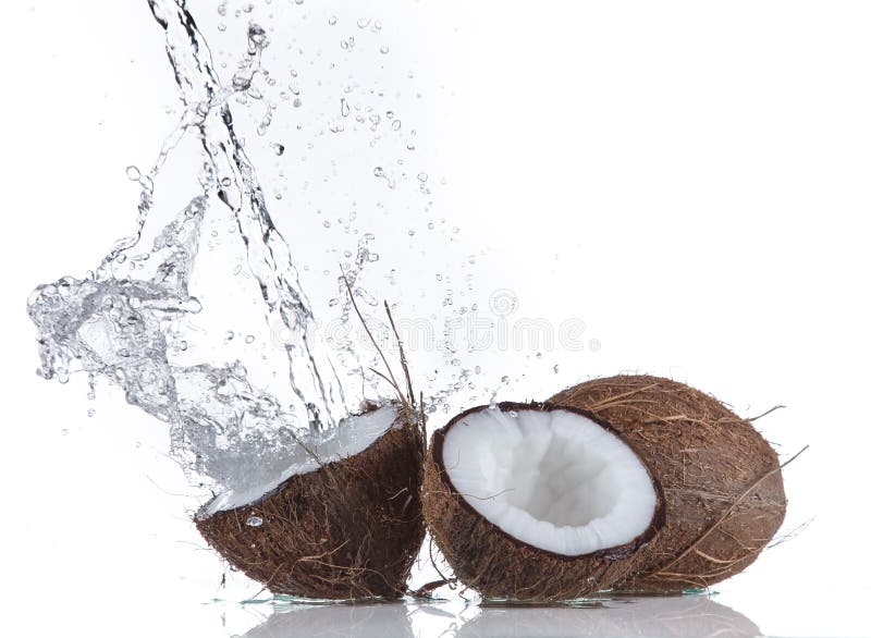 Kokosnuss mit Wasserspritzen