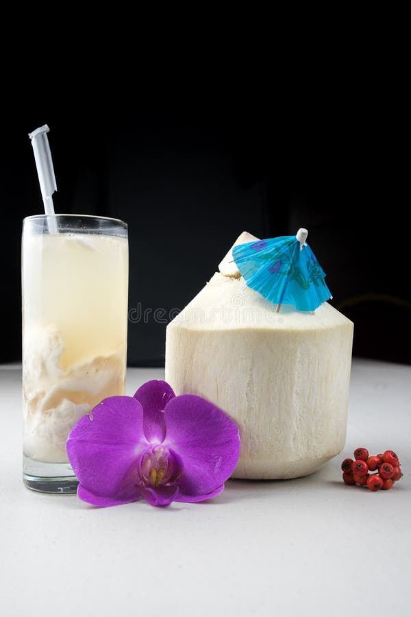 Kokosnusswasser ist die klare Flüssigkeit innerhalb der Kokosnüsse