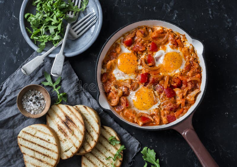 Kokosnöten mjölkar currygrönsakshakshuka och grillat bröd på mörk bakgrund, bästa sikt royaltyfria foton Kokosnöten mjölkar currygrönsakshakshuka och grillat bröd på mörk bakgrund, bästa sikt royaltyfria foton