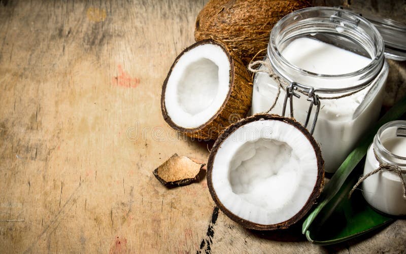 Kokosnöten mjölkar i en krus arkivbild Kokosnöten mjölkar i en krus arkivbild