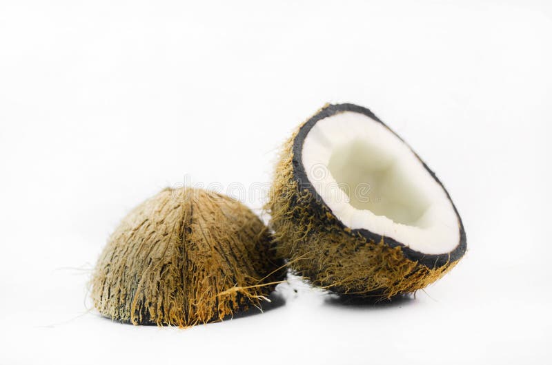 Kokosnötfruktsnitt i halva som isoleras över den vita bakgrunden arkivfoton Kokosnötfruktsnitt i halva som isoleras över den vita bakgrunden arkivfoton