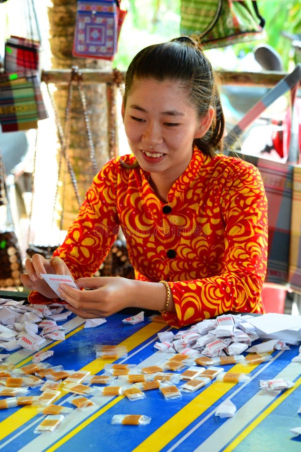 Kokosnötgodisfabrik Ben Tre Mekong deltaregion vietnam fotografering för bildbyråer Kokosnötgodisfabrik Ben Tre Mekong deltaregion vietnam fotografering för bildbyråer