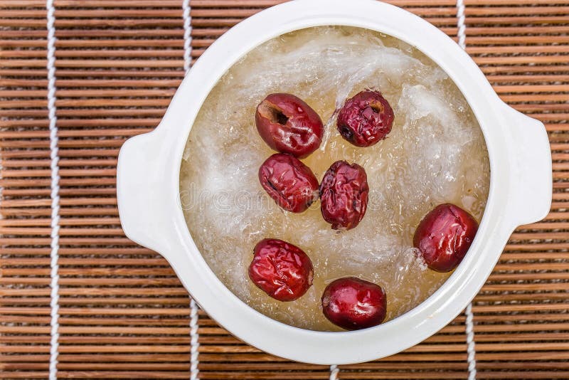 Kokt fågelbo för fågelbo och röd jujube Kinesisk matstil royaltyfri bild Kokt fågelbo för fågelbo och röd jujube Kinesisk matstil royaltyfri bild