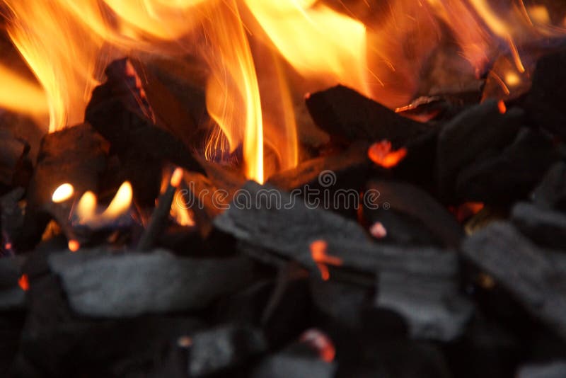 Kol och flammor - närbild royaltyfria foton Kol och flammor - närbild royaltyfria foton