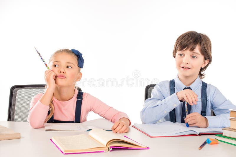 Kolega z klasy siedzi przy stołem i studiuje wpólnie fotografia stock