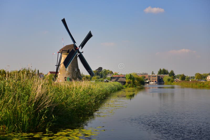 Kolekcja autentyczni historyczni wiatraczki w Kinderdijk, UNESCO światowego dziedzictwa miejsce zdjęcia stock Kolekcja autentyczni historyczni wiatraczki w Kinderdijk, UNESCO światowego dziedzictwa miejsce zdjęcia stock