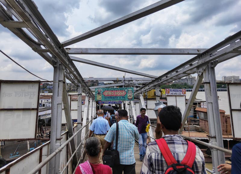 KOLKATA, INDE - 24 JUILLET 2019 : Les gens marchent sur un quai pour attraper le bateau de transport en commun à la rivière Hoogl photos stock KOLKATA, INDE - 24 JUILLET 2019 : Les gens marchent sur un quai pour attraper le bateau de transport en commun à la rivière Hoogl photos stock