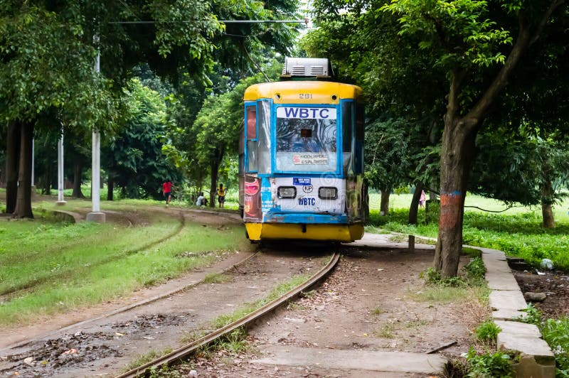 KOLKATA, INDIA - 15 2019 Styczeń: Historyczny i dziedzictwo tramwaj Calcutta bieg na śladzie wewnątrz zdjęcia royalty free KOLKATA, INDIA - 15 2019 Styczeń: Historyczny i dziedzictwo tramwaj Calcutta bieg na śladzie wewnątrz zdjęcia royalty free