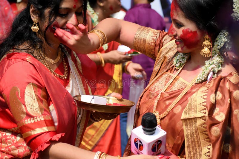 Kolkata, †de l'Inde « le 19 octobre 2018 ; Les femmes participent à Sindur Khela à un puja pandal le dernier jour du puja de Du photos libres de droits Kolkata, †de l'Inde « le 19 octobre 2018 ; Les femmes participent à Sindur Khela à un puja pandal le dernier jour du puja de Du photos libres de droits