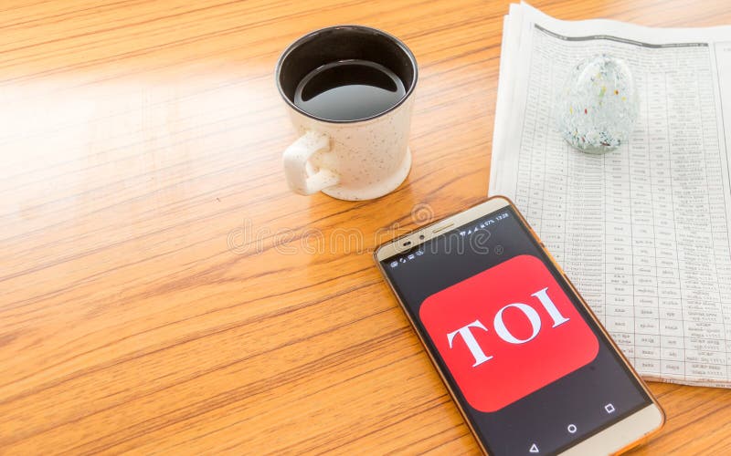 Kolkata, Ινδία, στις 3 Φεβρουαρίου 2019: Οι ειδήσεις app της Times of India TOI ορατές στην κινητή τηλεφωνική οθόνη τοποθέτησαν υ στοκ εικόνα με δικαίωμα ελεύθερης χρήσης Kolkata, Ινδία, στις 3 Φεβρουαρίου 2019: Οι ειδήσεις app της Times of India TOI ορατές στην κινητή τηλεφωνική οθόνη τοποθέτησαν υ στοκ εικόνα με δικαίωμα ελεύθερης χρήσης