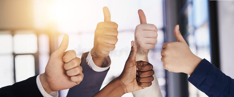 Kollaborationshandbücher und Daumen für Geschäftsleute, die im Büro geschlossen sind, um motiviert oder unterstützt zu werden. Erf lizenzfreie stockfotografie