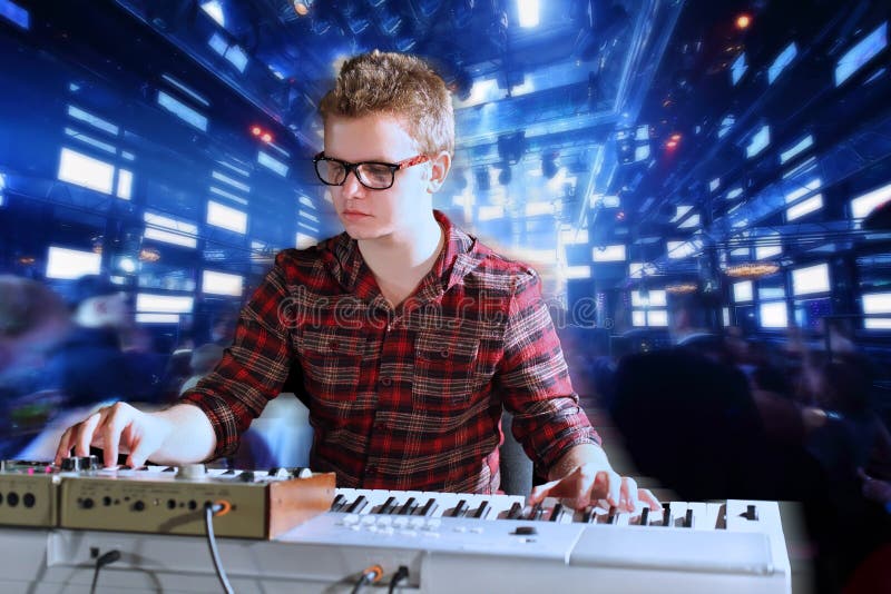 Kollage med unga musiker och spelar royaltyfri foto