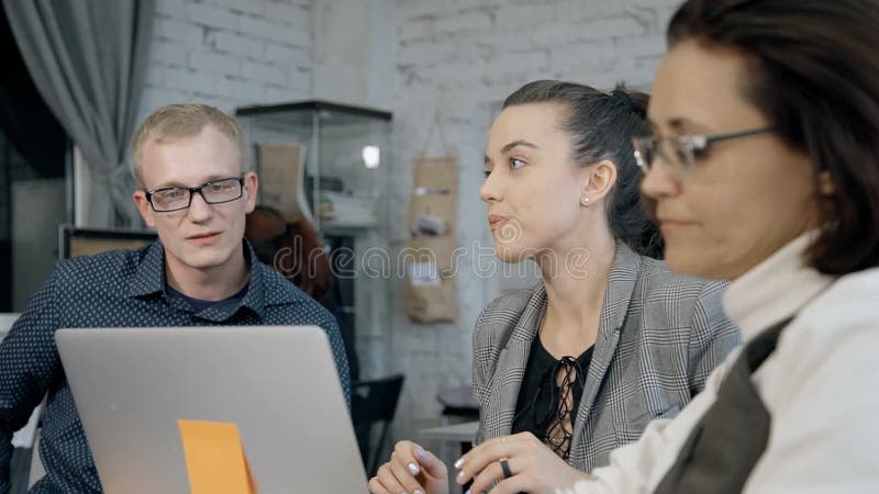 Kollegen, die neues Projekt oder Strategie in der on-line-Anzeige planen