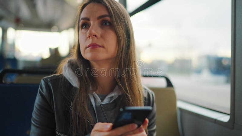 Kollektivtrafik. kvinna i spårvagn med smartphone-rörelse långsamt