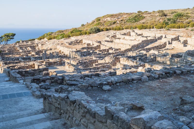 Kolommen van Dorische tempel in stad van Kamiros Hellenistichuizen in oude stad van Kamiros, Eiland Rhodos, Griekenland royalty-vrije stock afbeeldingen Kolommen van Dorische tempel in stad van Kamiros Hellenistichuizen in oude stad van Kamiros, Eiland Rhodos, Griekenland royalty-vrije stock afbeeldingen