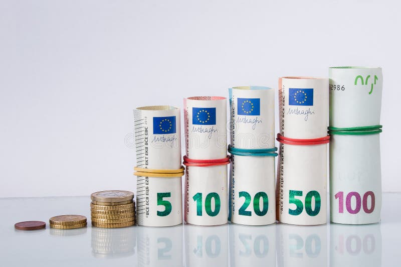 Kolommen van munten en rollen eurobankbiljetten Groeiconcept op de aandelenmarkt royalty-vrije stock afbeeldingen Kolommen van munten en rollen eurobankbiljetten Groeiconcept op de aandelenmarkt royalty-vrije stock afbeeldingen