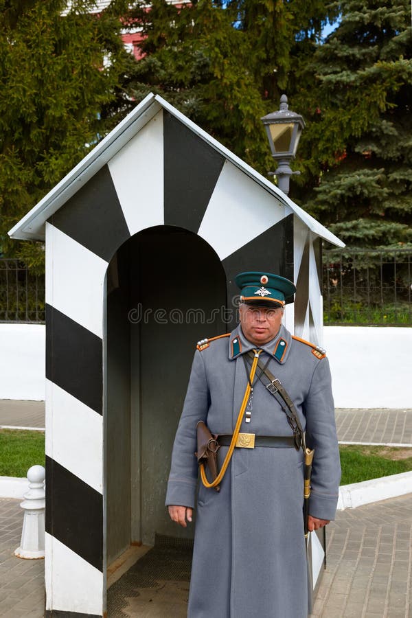KOLOMNA, RUSIA - 3 DE MAYO DE 2014: Guardia bajo la forma de diecinueveavo ce fotografía de archivo KOLOMNA, RUSIA - 3 DE MAYO DE 2014: Guardia bajo la forma de diecinueveavo ce fotografía de archivo