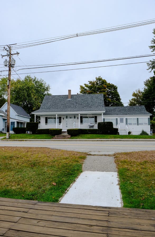 Kolonial typ, timmer byggda hem som ses i New England, USA royaltyfri foto Kolonial typ, timmer byggda hem som ses i New England, USA royaltyfri foto