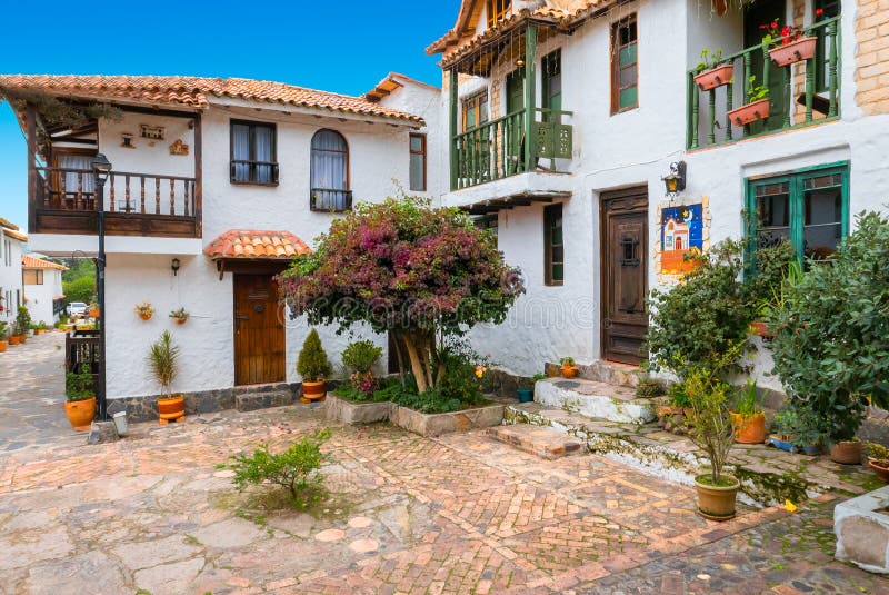 Koloniala hus med borggården och trädgården som är typiska av landskapet av Boyaca Colombia fotografering för bildbyråer Koloniala hus med borggården och trädgården som är typiska av landskapet av Boyaca Colombia fotografering för bildbyråer