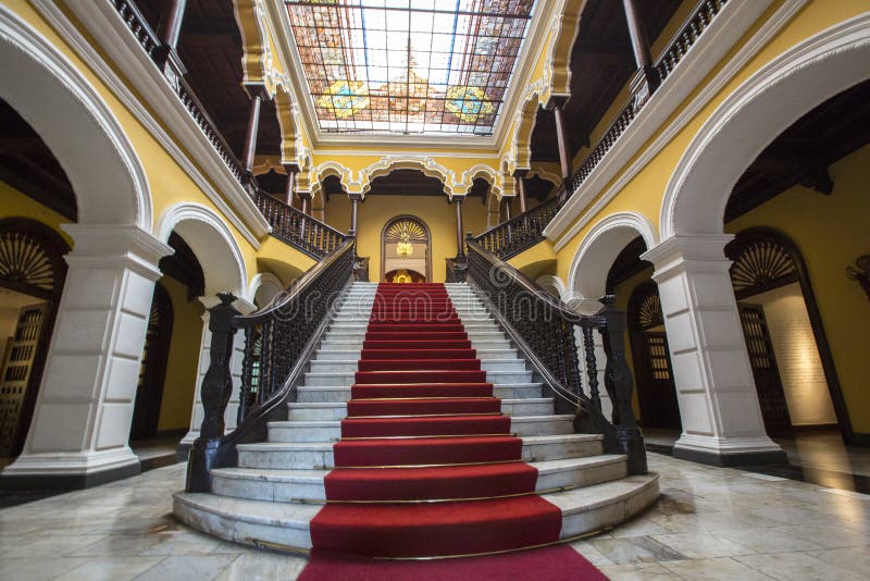 Koloniale trap bij het Paleis van de Aartsbisschop in Lima, Peru royalty-vrije stock afbeeldingen Koloniale trap bij het Paleis van de Aartsbisschop in Lima, Peru royalty-vrije stock afbeeldingen