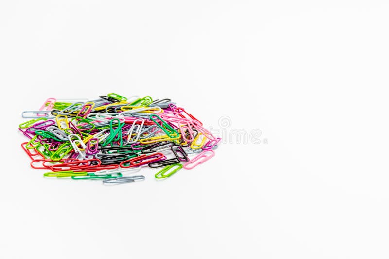 Kolor papierowej klamerki biurowe dostawy fotografia royalty free Kolor papierowej klamerki biurowe dostawy fotografia royalty free