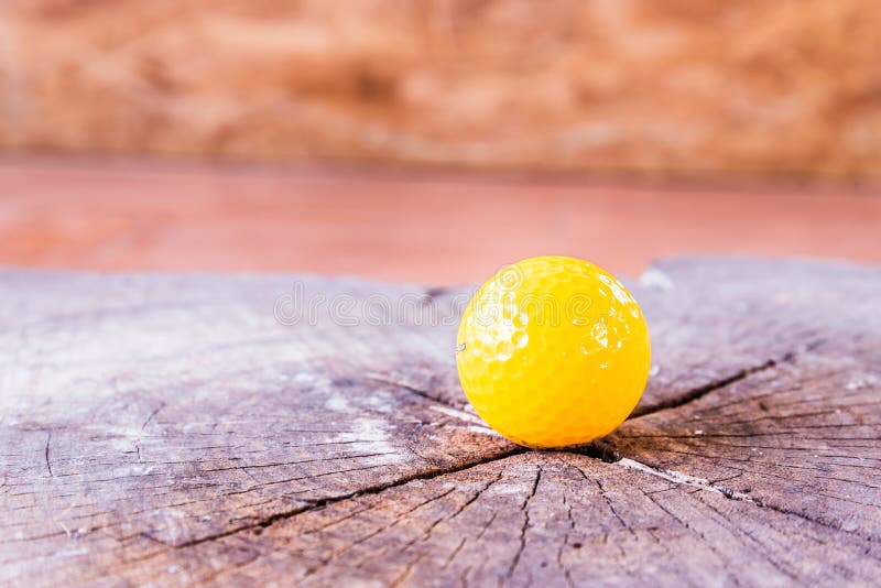 Kolor żółty Miniaturowa piłka golfowa Na Białym tle obraz stock Kolor żółty Miniaturowa piłka golfowa Na Białym tle obraz stock