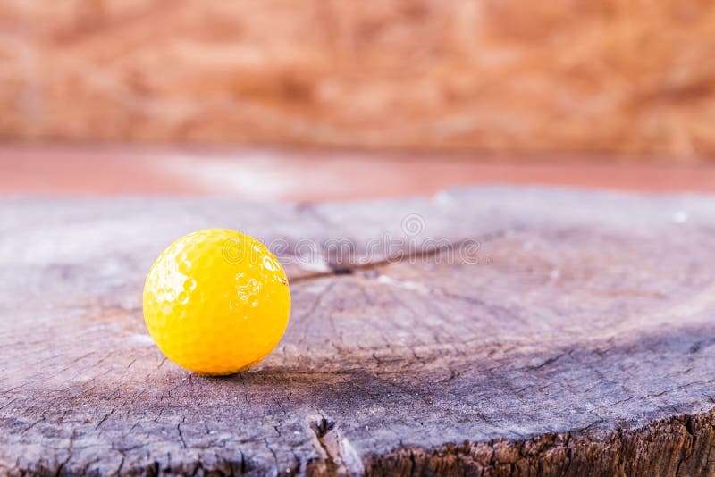 Kolor żółty Miniaturowa piłka golfowa Na Drewnianym tle zdjęcia royalty free Kolor żółty Miniaturowa piłka golfowa Na Drewnianym tle zdjęcia royalty free