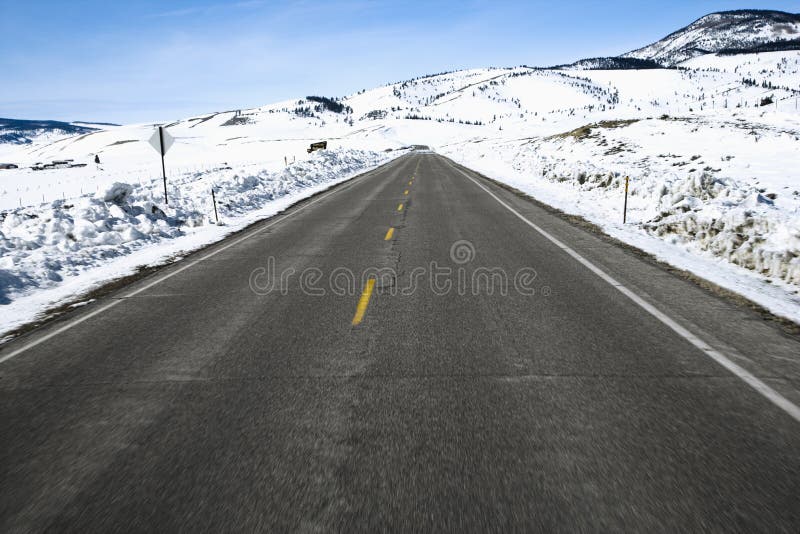 Kolorado-Straße im Winter. lizenzfreie stockfotografie Kolorado-Straße im Winter. lizenzfreie stockfotografie