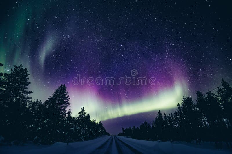 Kolorowa biegunowa arktyczna Północnych świateł aurora borealis aktywność w zimie Finlandia obraz stock Kolorowa biegunowa arktyczna Północnych świateł aurora borealis aktywność w zimie Finlandia obraz stock