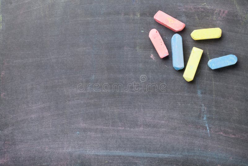 Kolorowa kreda na blackboard tle obrazy stock Kolorowa kreda na blackboard tle obrazy stock