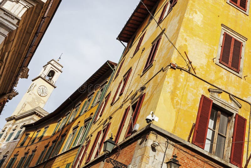 Kolorowa Pisa architektura z zegarowy wierza zdjęcie stock Kolorowa Pisa architektura z zegarowy wierza zdjęcie stock